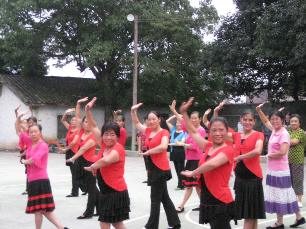 西岭村妇女广场舞文艺团699 / 作者:浅笑静听〆 / 帖子ID:57782