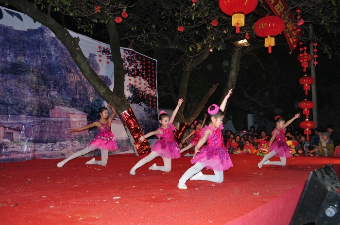 西岭村妇女广场舞文艺团238 / 作者:浅笑静听〆 / 帖子ID:57782