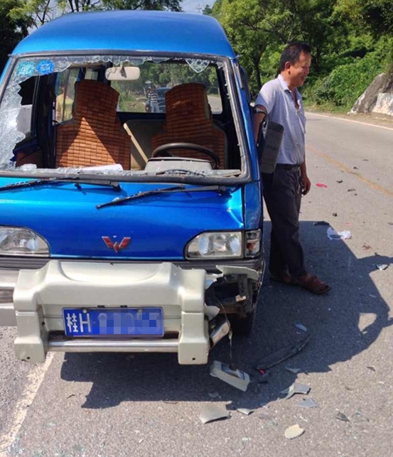 恭城栗木三渡桥路段车祸惊现冷漠微笑哥~184 / 作者:马刻薄罗 / 帖子ID:103922