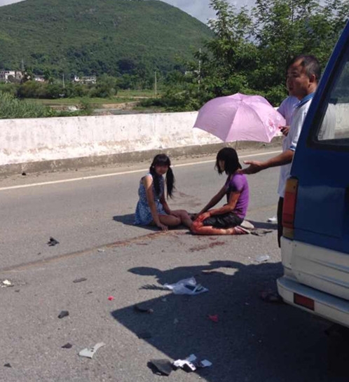 恭城栗木三渡桥路段车祸惊现冷漠微笑哥~288 / 作者:马刻薄罗 / 帖子ID:103922