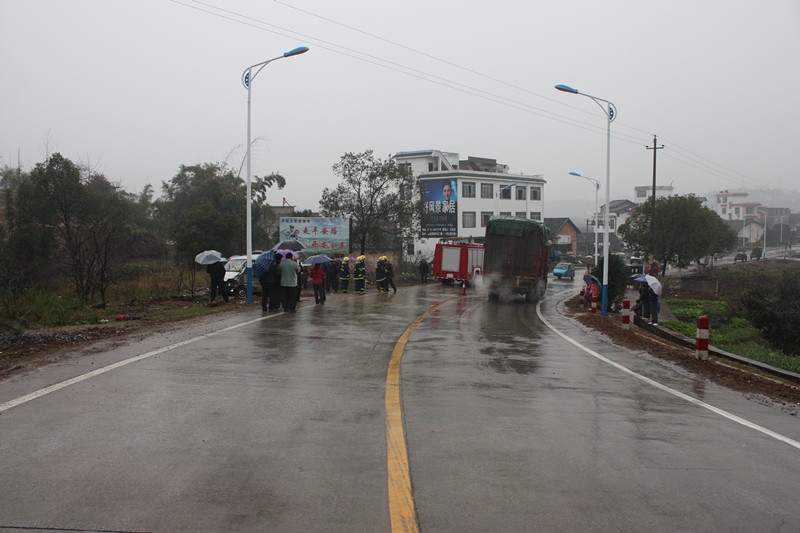 肇事逃逸无力赔偿　 网上追逃再落法网------恭城交警远赴山东将网逃肇事者押解归案636 / 作者:恭城交警大队 / 帖子ID:111720