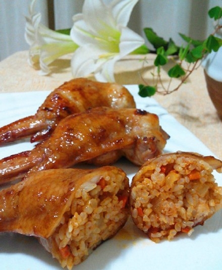 【鸡翅包饭】香糯的米饭搭上烤过之后鲜嫩的鸡肉，咬一口满满的满足和幸福感，自己...785 / 作者:以空。 / 帖子ID:174511
