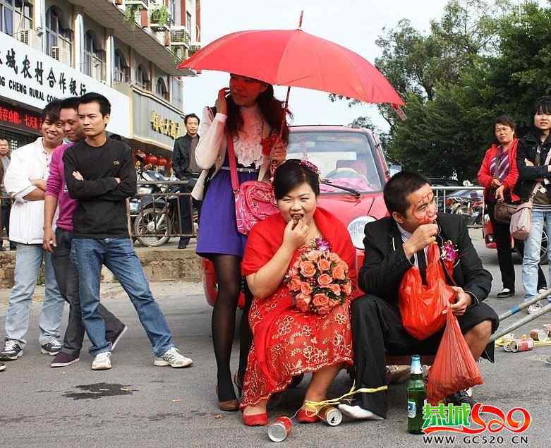 （转载）新人街头“个性闹婚”70 / 作者:爱笑的眼睛 / 帖子ID:384