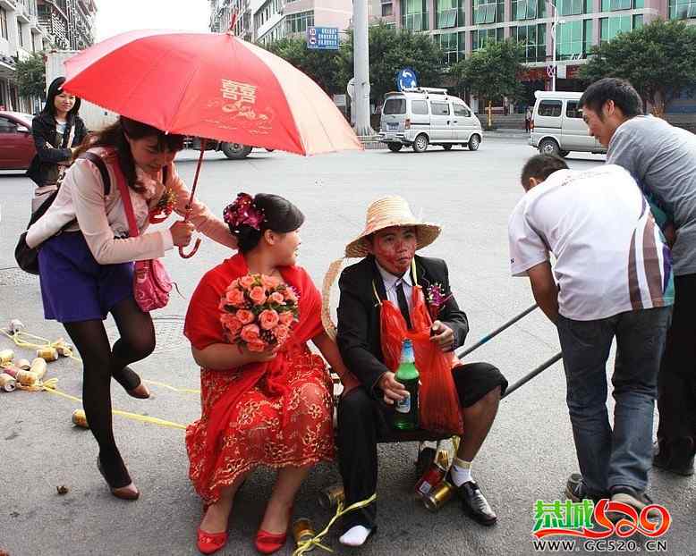 （转载）新人街头“个性闹婚”966 / 作者:爱笑的眼睛 / 帖子ID:384