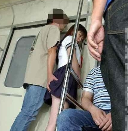 实拍公众场合里的各种猥琐咸猪手！让人无法蛋定！273 / 作者:街边小妹 / 帖子ID:782
