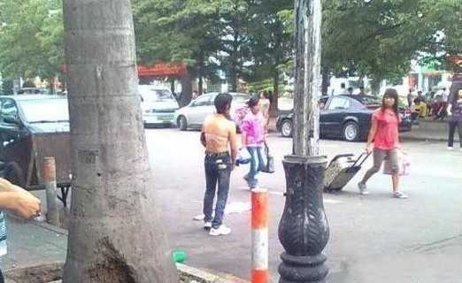 街头上竟然看到一个女的在脱衣服738 / 作者:街边小妹 / 帖子ID:917