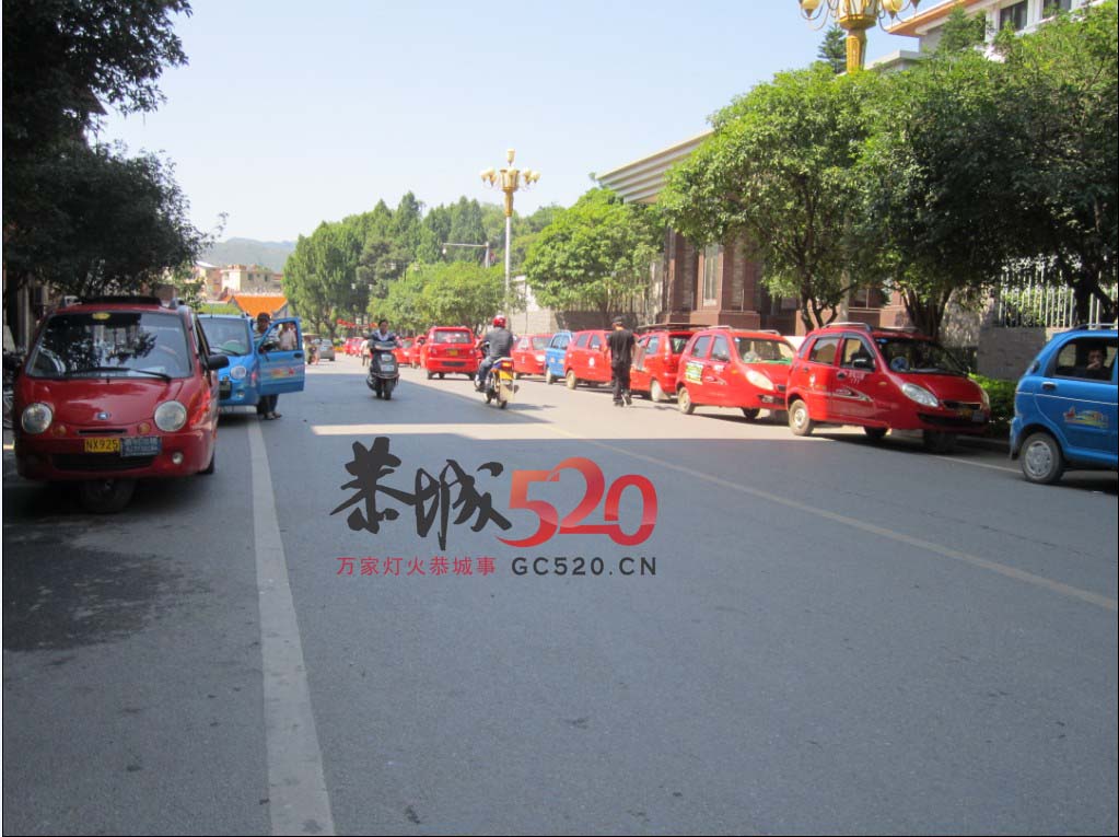 正府门前。  新摩的的倾诉775 / 作者:520记者 / 帖子ID:1763