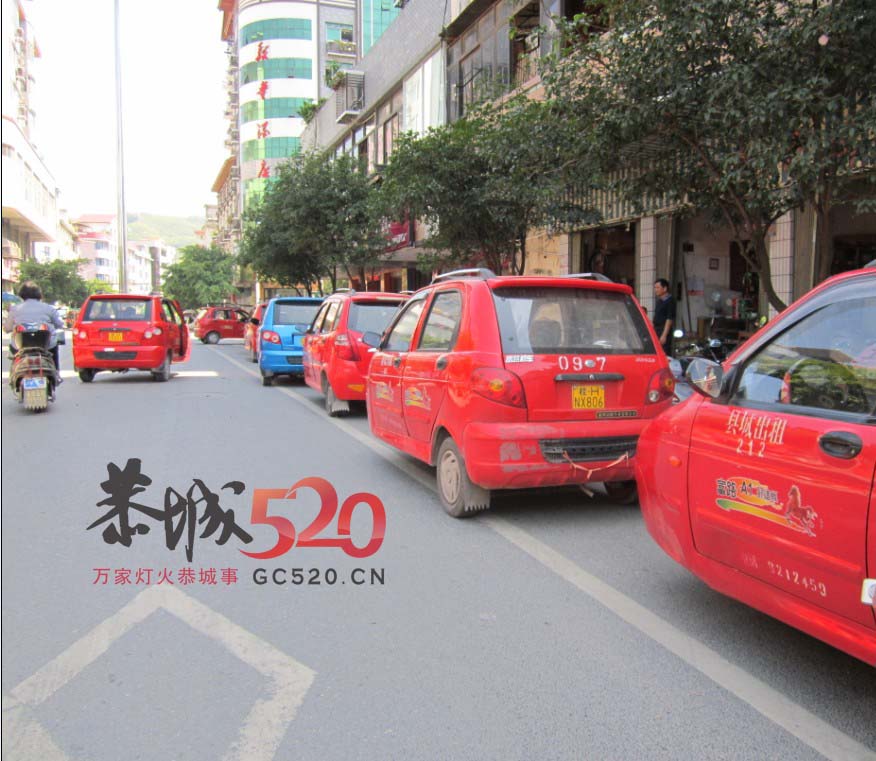 正府门前。  新摩的的倾诉947 / 作者:520记者 / 帖子ID:1763