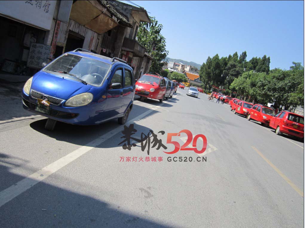 正府门前。  新摩的的倾诉462 / 作者:520记者 / 帖子ID:1763