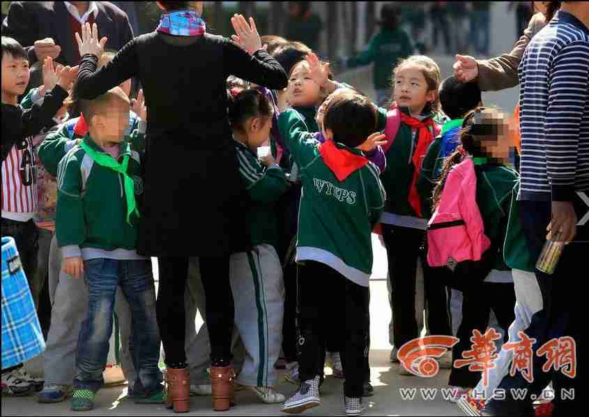 小学“差生”被戴绿领巾 老师称为激励其上进111 / 作者:灭绝师太 / 帖子ID:1812
