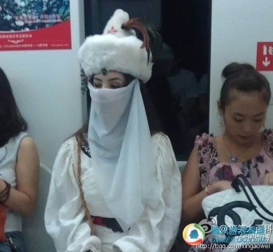 又见穿越女！白蛇姐现身地铁遭围观487 / 作者:好孩子 / 帖子ID:2249