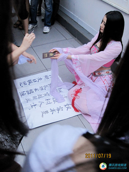 又见穿越女！白蛇姐现身地铁遭围观337 / 作者:好孩子 / 帖子ID:2249