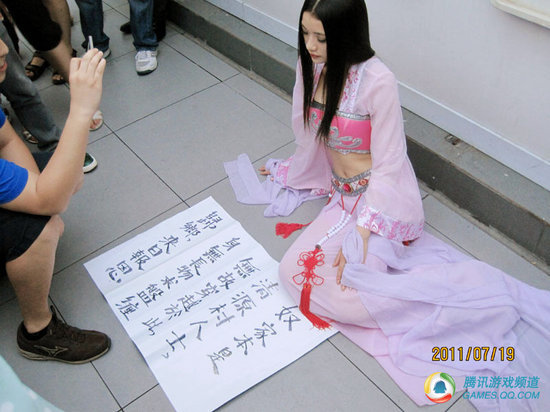 又见穿越女！白蛇姐现身地铁遭围观786 / 作者:好孩子 / 帖子ID:2249
