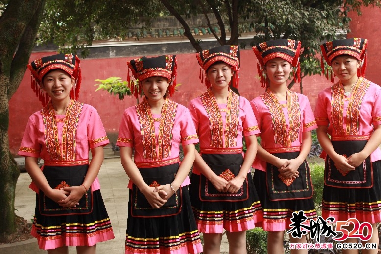 书法联展上拍到的瑶族美女142 / 作者:瑶族老 / 帖子ID:2585