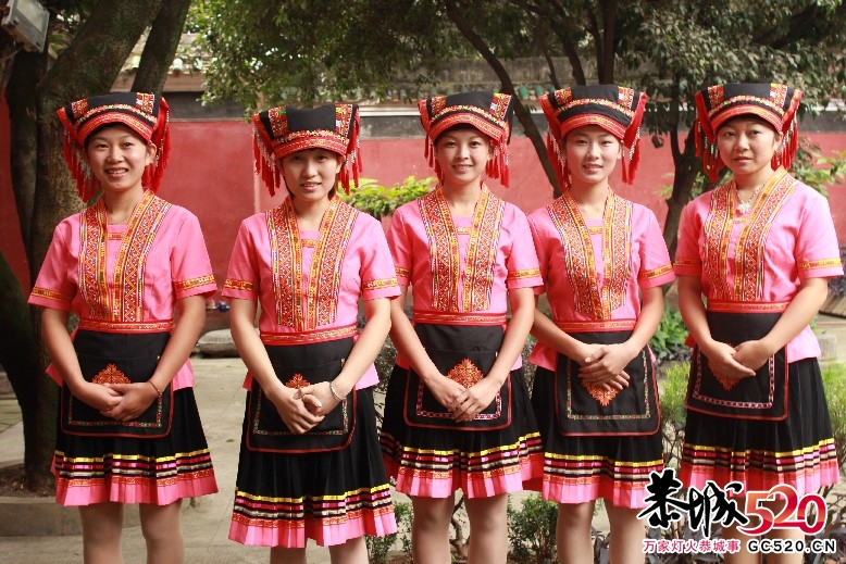 书法联展上拍到的瑶族美女664 / 作者:瑶族老 / 帖子ID:2585