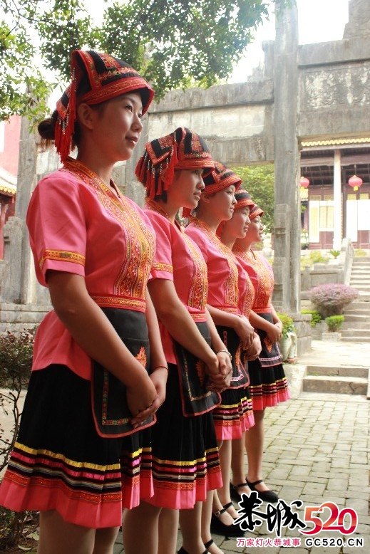 书法联展上拍到的瑶族美女763 / 作者:瑶族老 / 帖子ID:2585