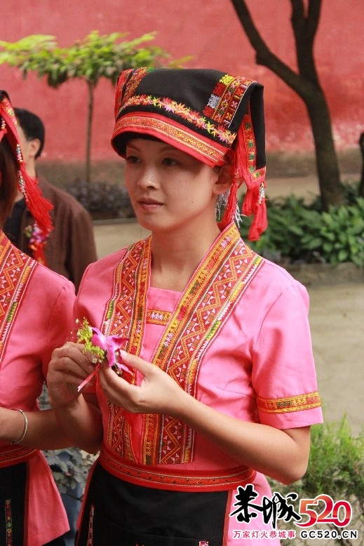 书法联展上拍到的瑶族美女10 / 作者:瑶族老 / 帖子ID:2585