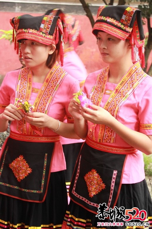 书法联展上拍到的瑶族美女888 / 作者:瑶族老 / 帖子ID:2585