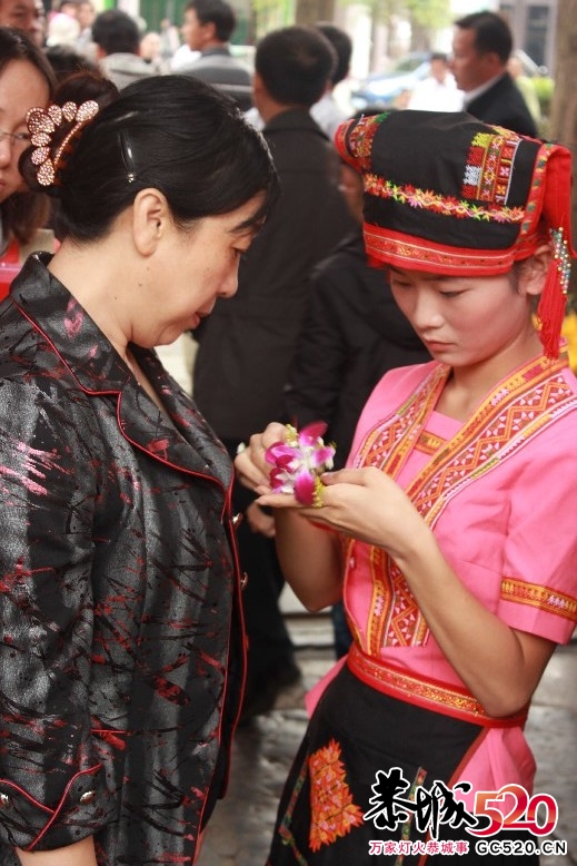 书法联展上拍到的瑶族美女71 / 作者:瑶族老 / 帖子ID:2585