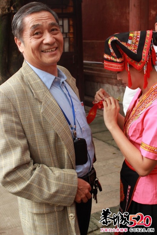 书法联展上拍到的瑶族美女20 / 作者:瑶族老 / 帖子ID:2585