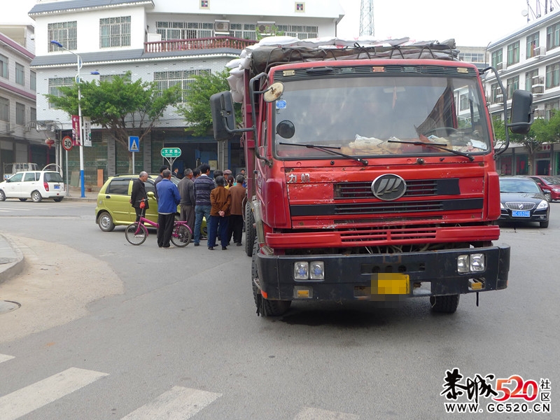 城中西路  灯塔 车祸现场！！65 / 作者:Redsun红日 / 帖子ID:4577