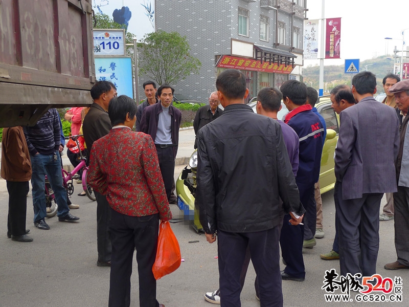 城中西路  灯塔 车祸现场！！426 / 作者:Redsun红日 / 帖子ID:4577