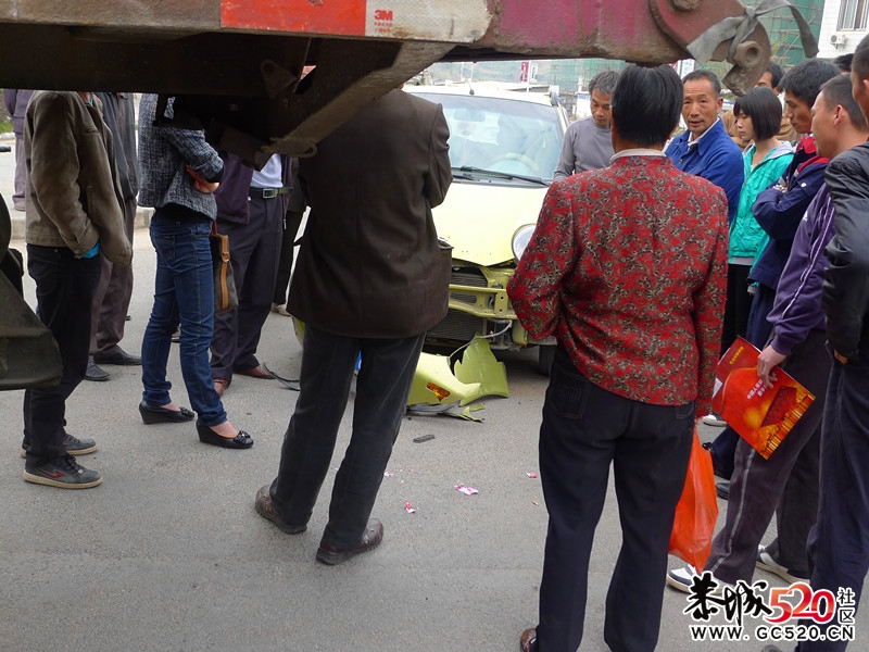 城中西路  灯塔 车祸现场！！98 / 作者:Redsun红日 / 帖子ID:4577