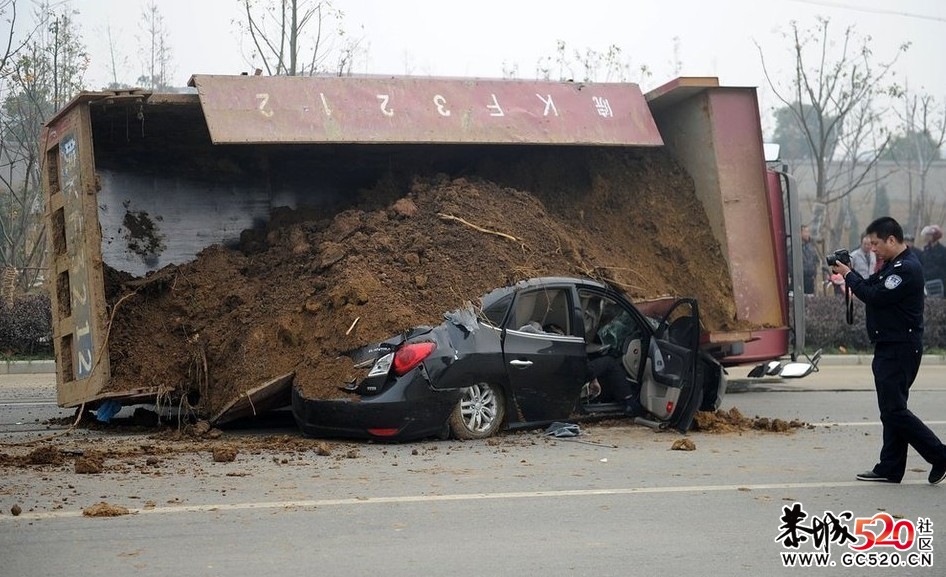 合肥现渣土车夺命车祸 11月已有多起类似事故470 / 作者:小雨点 / 帖子ID:4960