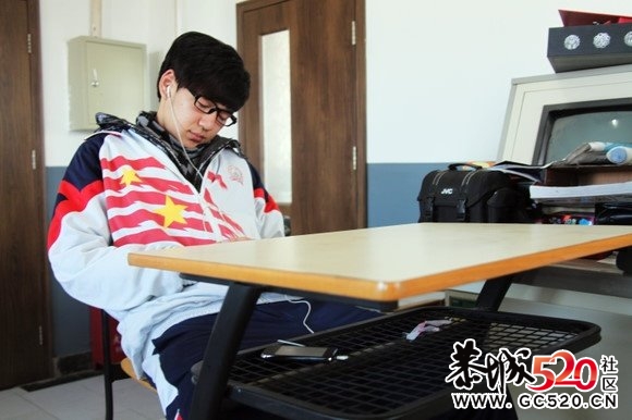哪个是你上学时的睡姿965 / 作者:请叫我宅男先生 / 帖子ID:5300