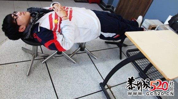 哪个是你上学时的睡姿411 / 作者:请叫我宅男先生 / 帖子ID:5300