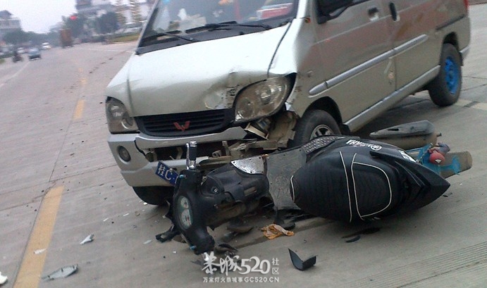 昨天在我店铺门口交通事故的照片830 / 作者:鸭子哥 / 帖子ID:7486