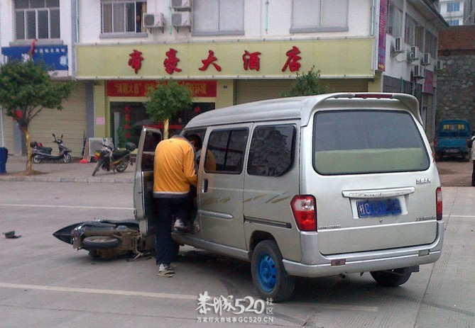 昨天在我店铺门口交通事故的照片568 / 作者:鸭子哥 / 帖子ID:7486