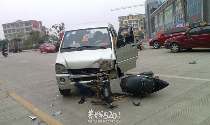 昨天在我店铺门口交通事故的照片802 / 作者:鸭子哥 / 帖子ID:7486