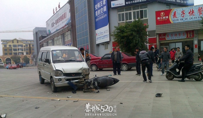 昨天在我店铺门口交通事故的照片747 / 作者:鸭子哥 / 帖子ID:7486