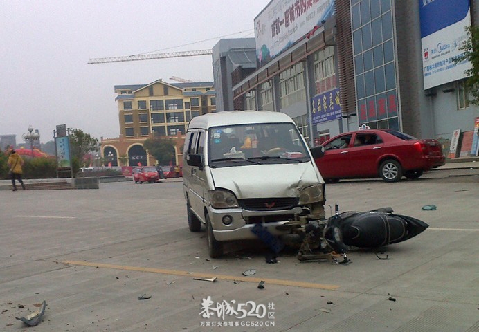 昨天在我店铺门口交通事故的照片122 / 作者:鸭子哥 / 帖子ID:7486