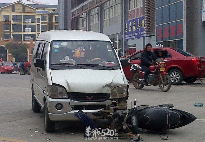昨天在我店铺门口交通事故的照片2 / 作者:鸭子哥 / 帖子ID:7486