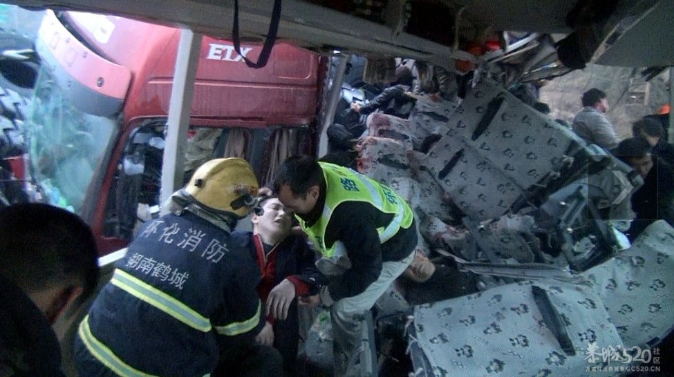 沪昆高速湖南段发生车祸 13人遇难982 / 作者:小雨点 / 帖子ID:7653