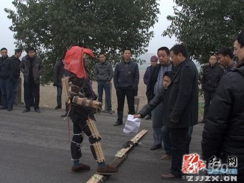男子手持炸药堵国道 对峙40分钟被特警制服790 / 作者:小雨点 / 帖子ID:8331