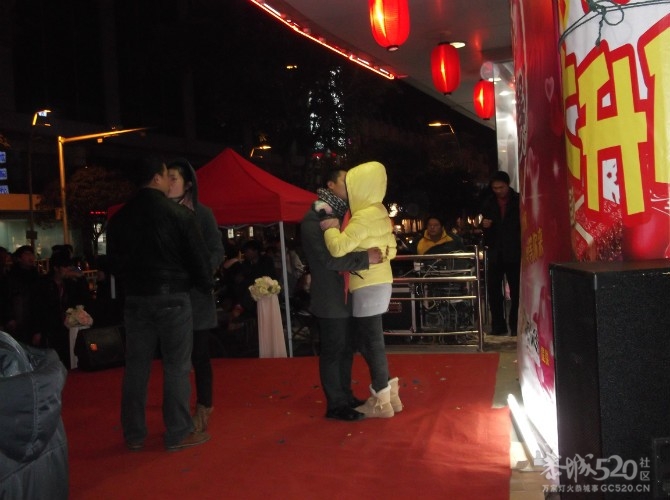 原来情人节搞了个接吻比赛的。。692 / 作者:大鸟 / 帖子ID:9935