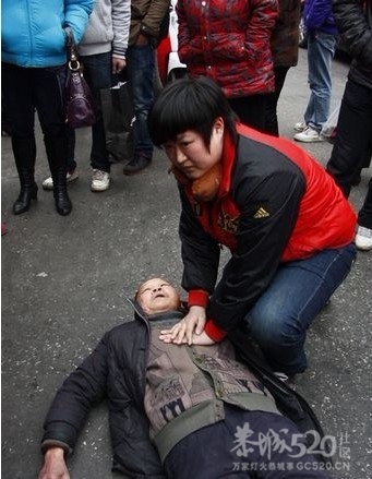 女孩跪地救助拾荒老人850 / 作者:爱情方向盘 / 帖子ID:10589