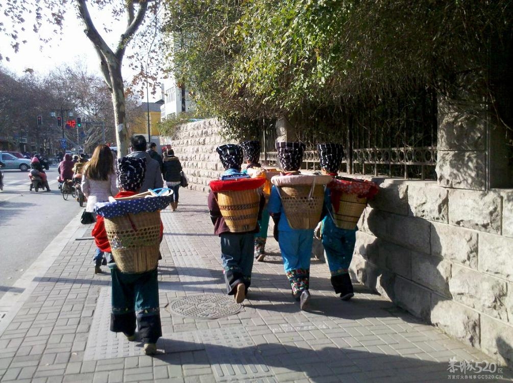 南京街头拍到的，没晓得是什么民族。342 / 作者:千里之外 / 帖子ID:10718