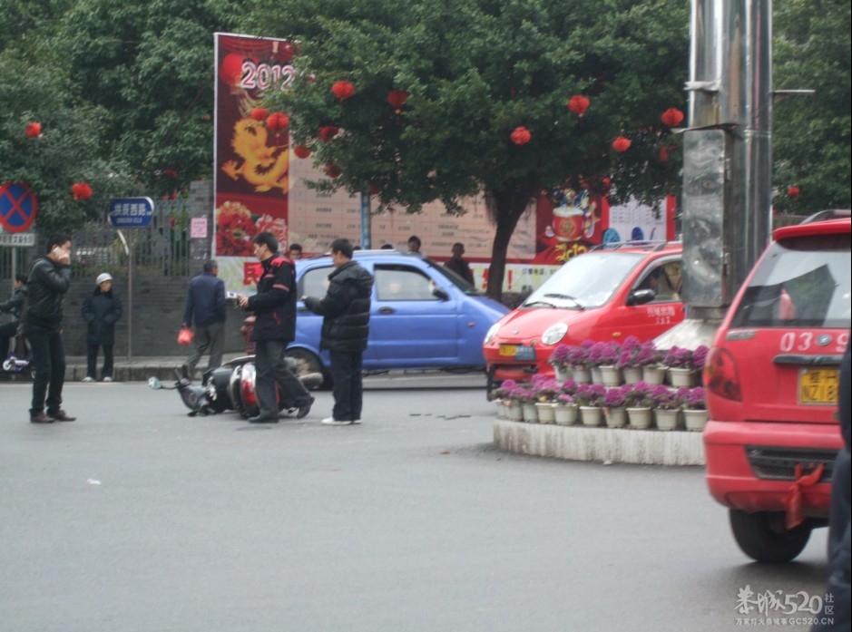 刚在十字街发现的车祸203 / 作者:极速6688 / 帖子ID:10792