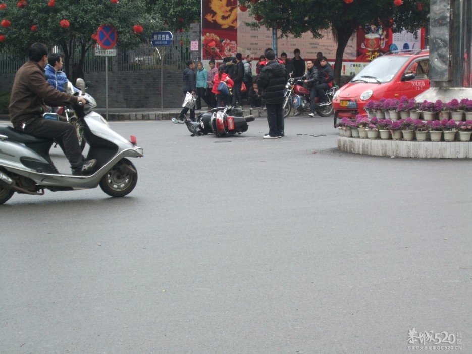 刚在十字街发现的车祸148 / 作者:极速6688 / 帖子ID:10792