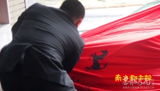广州法拉利跑车撞墙 维修费或达六位数605 / 作者:我兜兜有糖 / 帖子ID:11693