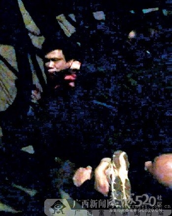 桂林一男子砸银行后持刀挟持一名过路女子(图)183 / 作者:火星娃崽 / 帖子ID:11879