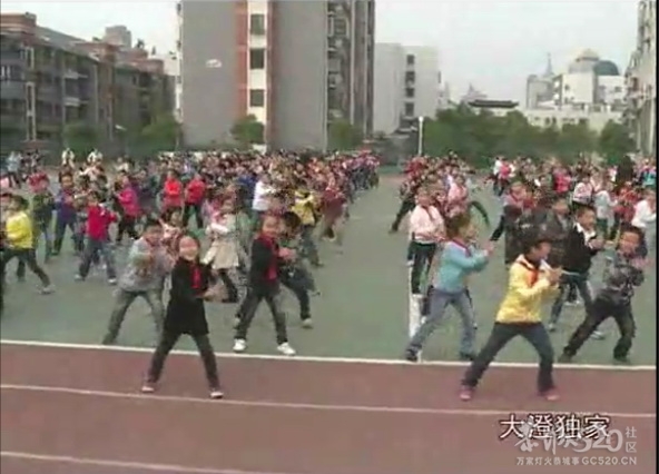 最潮小学！全校师生课间操跳《嘻唰唰》971 / 作者:结局、丆過如此 / 帖子ID:13875