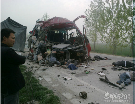 安徽萧县客车与货车相撞车祸太恐怖了···319 / 作者:鸭子哥 / 帖子ID:14050