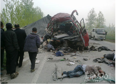 安徽萧县客车与货车相撞车祸太恐怖了···97 / 作者:鸭子哥 / 帖子ID:14050