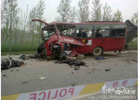 安徽萧县客车与货车相撞车祸太恐怖了···25 / 作者:鸭子哥 / 帖子ID:14050