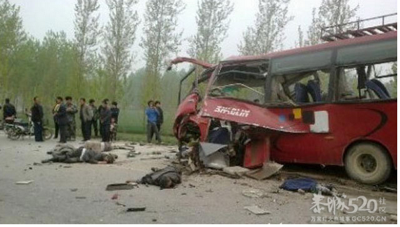 安徽萧县客车与货车相撞车祸太恐怖了···782 / 作者:鸭子哥 / 帖子ID:14050